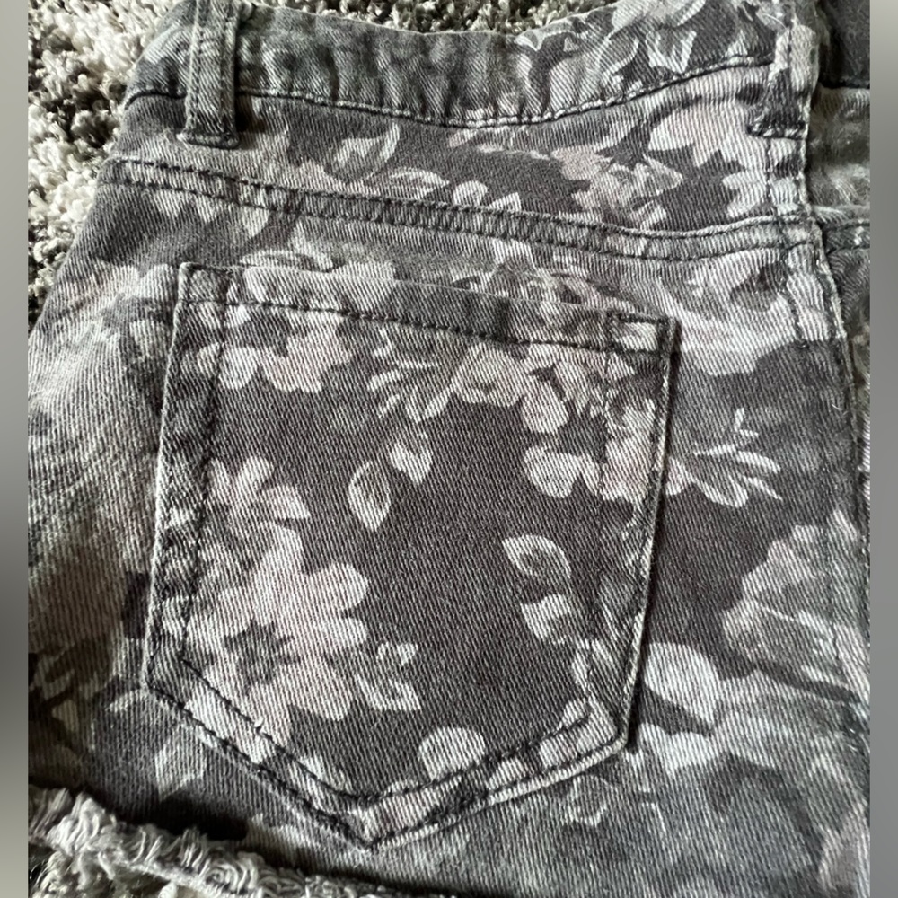 21 Denim, Size 27, Dark Grey Flower Print Short Shorts. - Picture 2 of 4